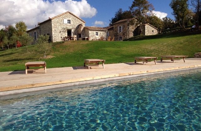 Fortified house, rooms, calm and view in the Quercy Blanc