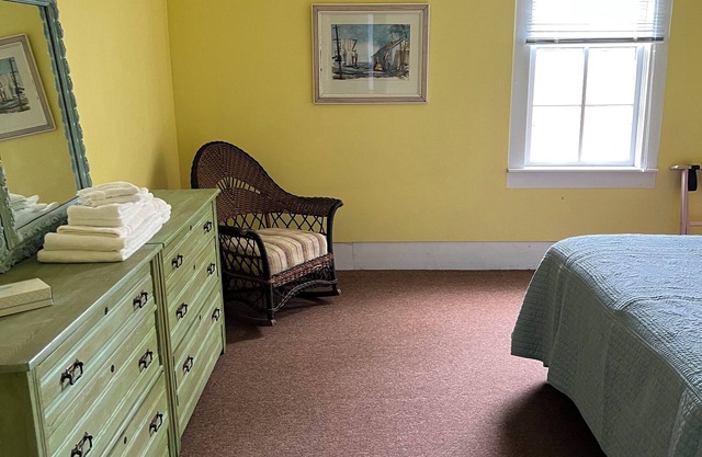 Fountain Point - Hotel Room 17