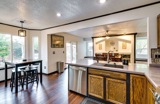 Fountain Retreat w/Private Hot Tub & Fire Pit