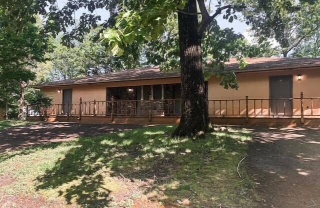 Four Bedroom Relaxing Bungalow w/Two Full Kitchens!