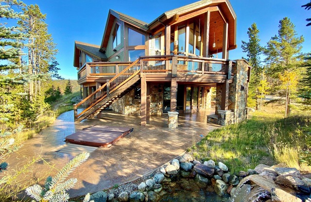 Four master suites, VIEWS! Hot tub, private ski SHUTTLE, sprawling entertaining areas!
