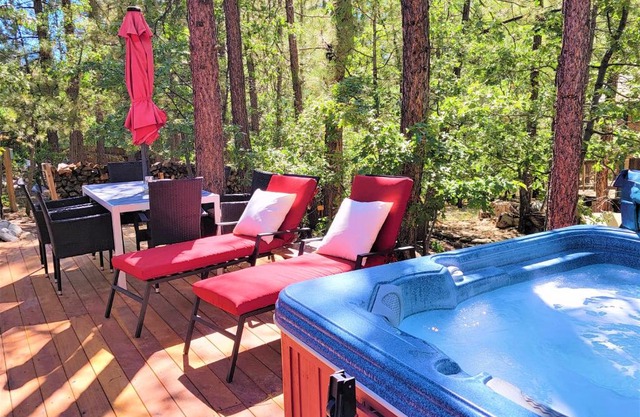 Four Seasons Getaway-Private Hot Spa with Pine Tree Views-Walk to Village and Pineknot Trailhead-Plus King Bed!