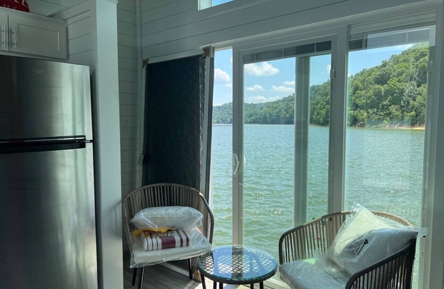 Four Suns - Lake Cumberland Marina