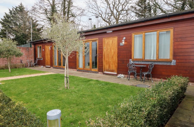 FOX'S DEN, luxury holiday cottage, with pool in Titchfield Common