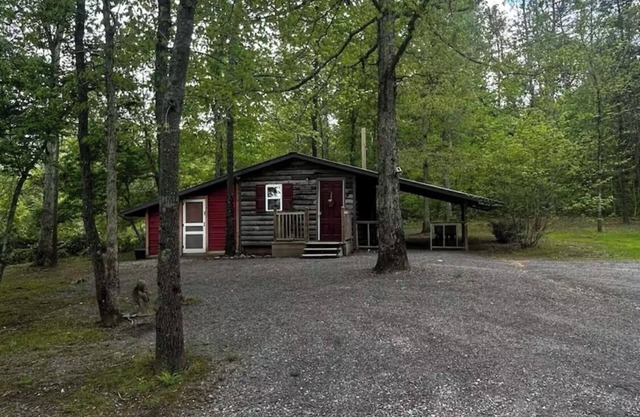 Fox’s Den Close to Town! Perfect for fishermen and Albertville Sand Mtn park