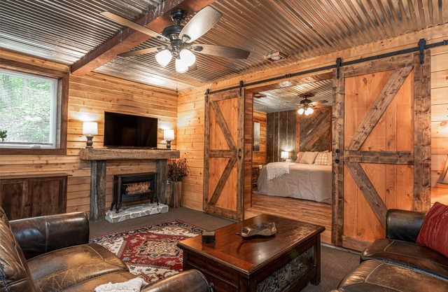 Foxwood Cabin/Hot Tub, Wifi, Pet Friendly, Easy Access