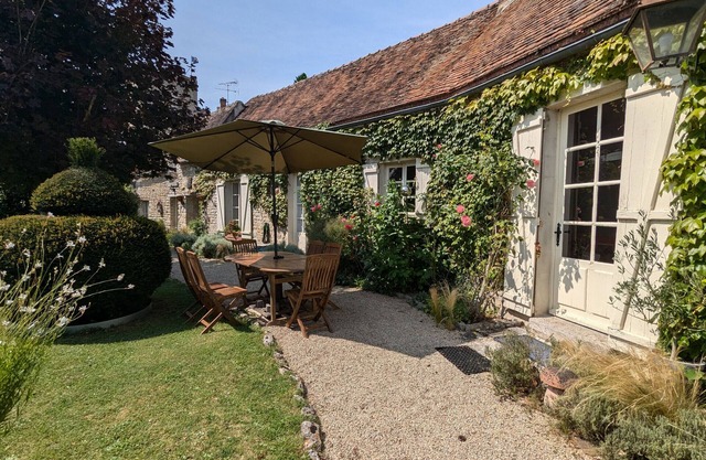 18th Century House with Private Garden - Yèvre le Châtel