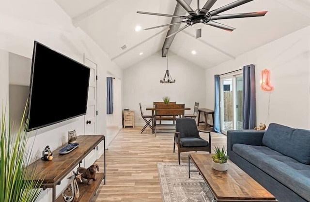 Franklin Park Getaway- 10 min to DT/Airport-Pets!