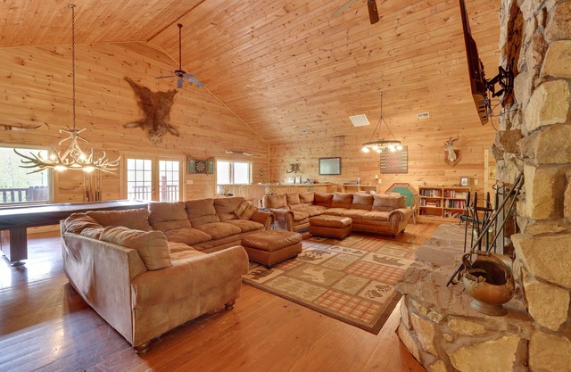 Fraziers Bottom Cabin on 800 Acres of Land w/Lake