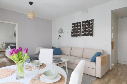 Fredika, modern 1br,Tripla Pasila prime location, parking, train station near