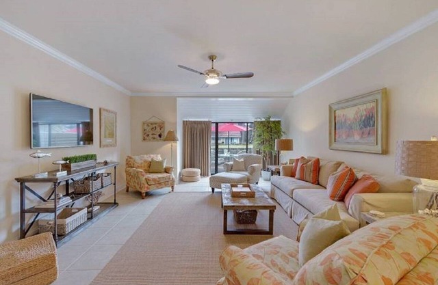 FREE golf cart! Beautiful lake view! 3 MINS. TO BEACH, dining, shopping.