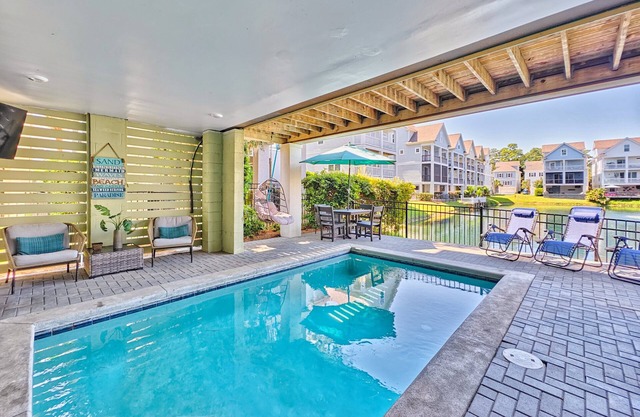 Free Heated Pool | 3 Blocks to the Beach | Elevator