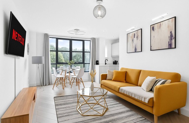 Free Parking | 10 min to City of LDN | Premium 3BD
