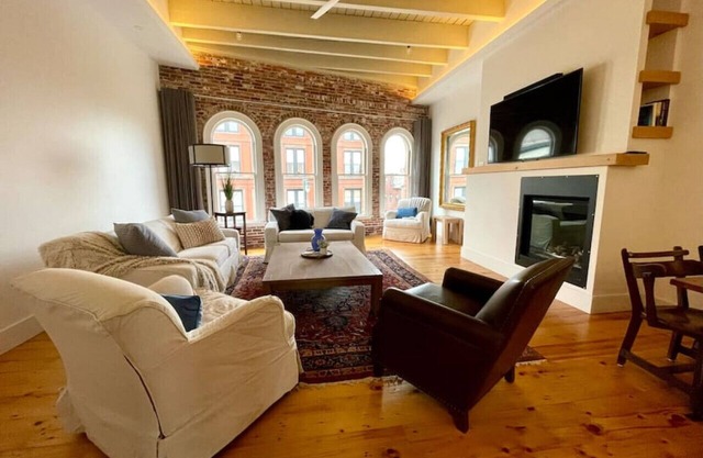 Free St Apt D · New Luxury Apt/Arts Dist/Sleeps8