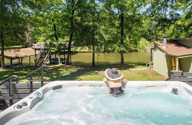 FREE Swim Hot Tub! Nestled in the Trees on Cedar Creek Lake