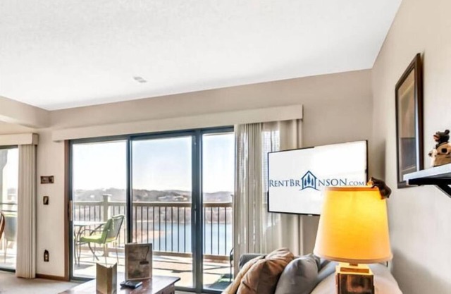 Free Tickets, Cozy Condo, 5 minutes from Silver Dollar City, Table Rock Lake Views!