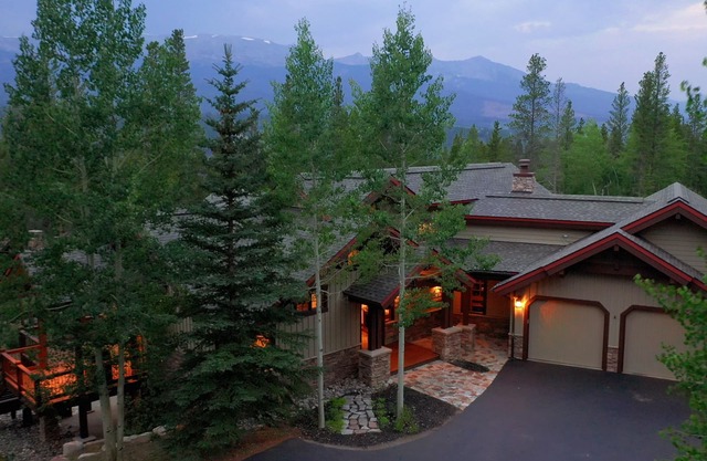 Free VIP Shuttle, Hot Tub, Views!