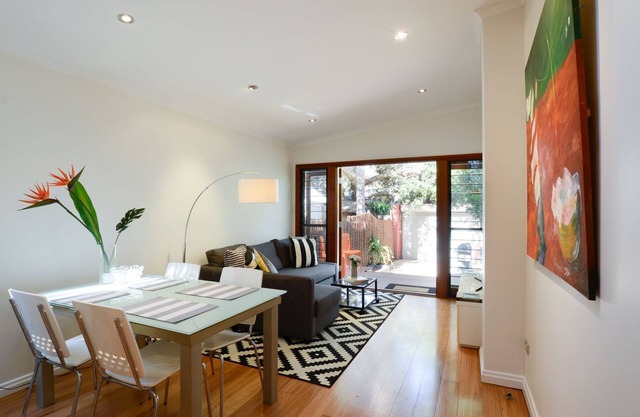 Fresh clean & bright - Newtown house opp park, walk to station