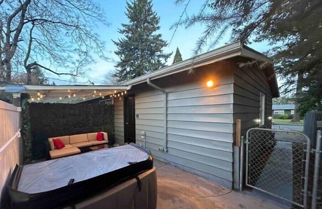 Fresh cozy place with private hot tub!