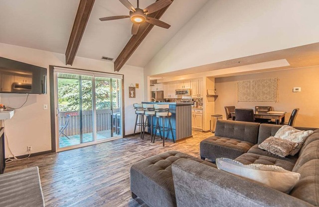 Fresh, Top Floor Condo - 2 bedrooms w/3 beds