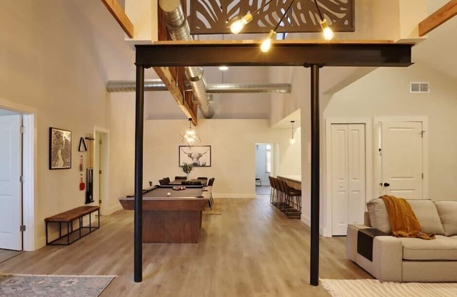 Freshly Renovated Apt - Steps from TIAA Bank Field