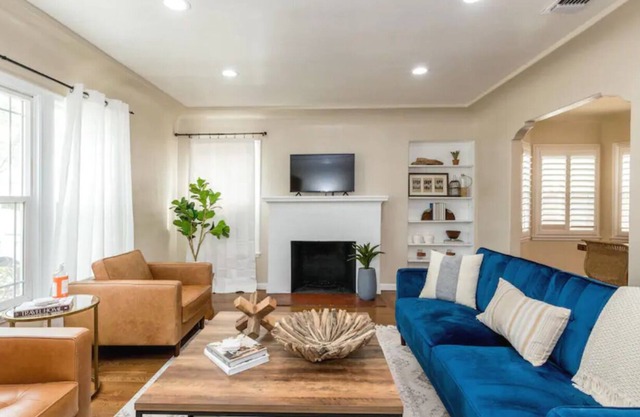 Fresno House | Free Disney+ | 2 miles to Airport