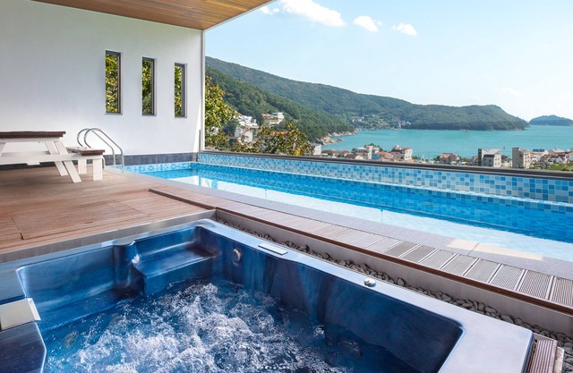 Friemily Pool Villa & Hotel