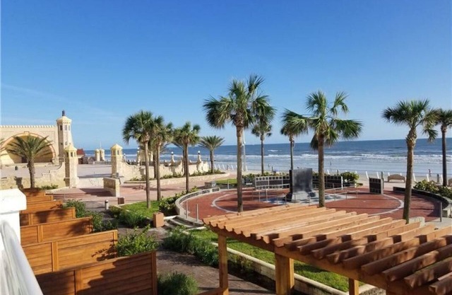 Friends and Family Daytona Getaway! Four Modern Units! 2 Pools, Breakfast Buffet