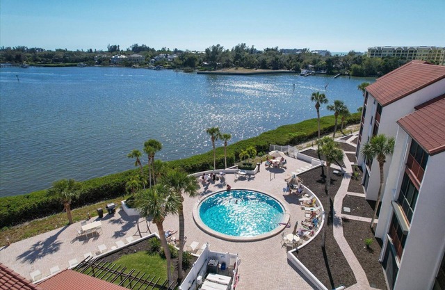 Friends and Family Beach Retreat-Walk to Award Winning Siesta Key Beach!
