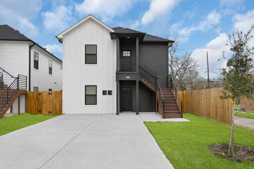 Friends & Family 6 bedrooms 8 beds 4 bath Sleeps 12