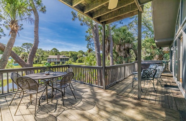 FRIPP ISLAND/Hot tub overlooking lake/Community Pool/6 Seater Golf Cart/Cards available-275 Deer Lake
