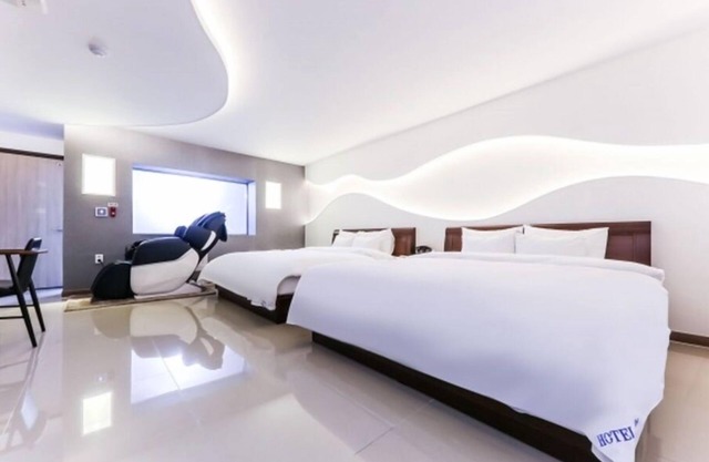 From H Sum Hotel Yuseong Branch