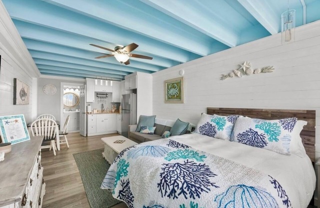 Front Beach Paradise Balcony + Stunning Views!