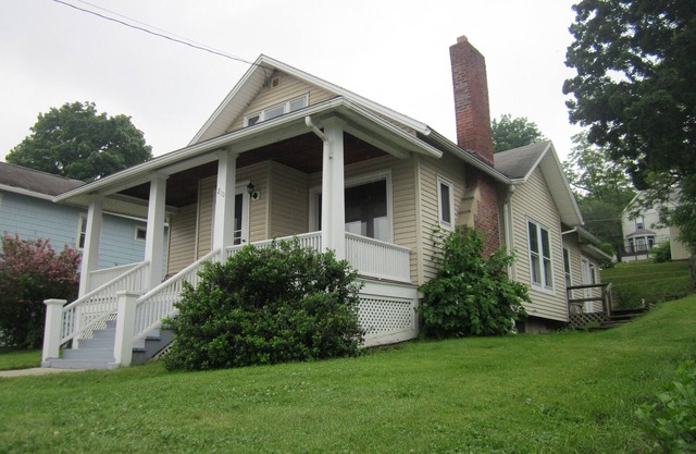 Front porch views of Seneca Lake and harbor, walking distance to restaurants