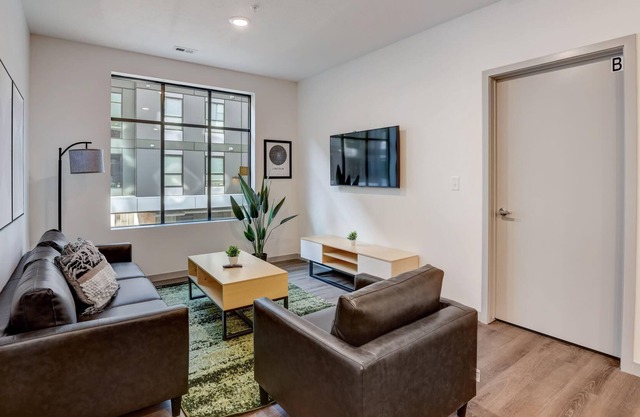 Frontdesk | 1 BR Apt near the Woods Tennis Center