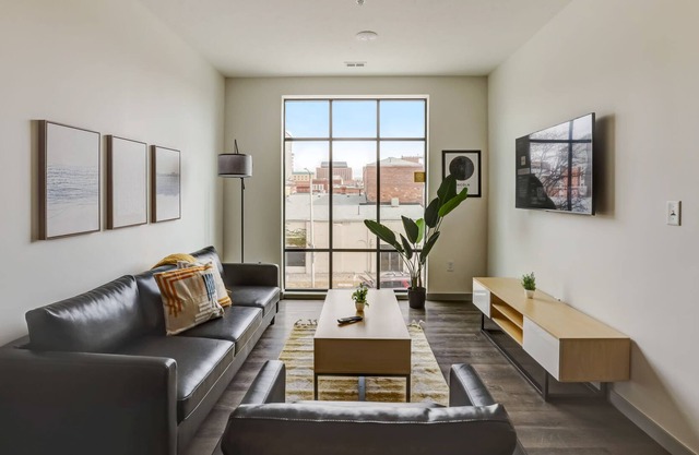 Frontdesk | 2 BR Apt by the Sunken Gardens