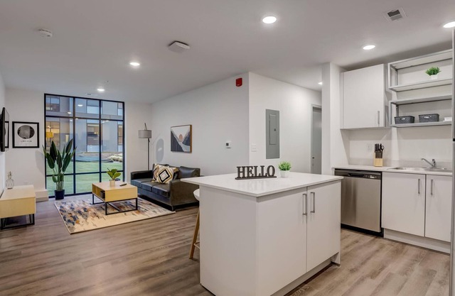 Frontdesk | 2 BR Apt near Historic Haymarket