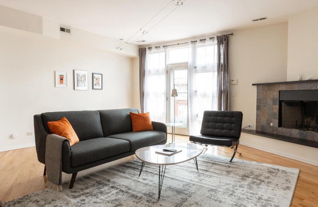 FRONTDESK Spacious 2 BR Apt in Wicker Park