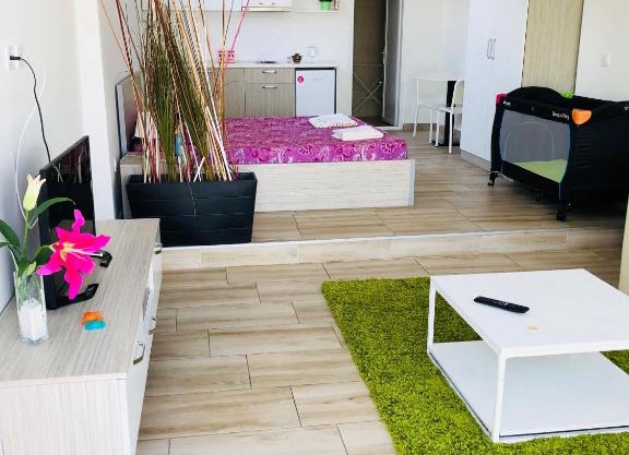 Fuk-tak apartmani,plaza i bar