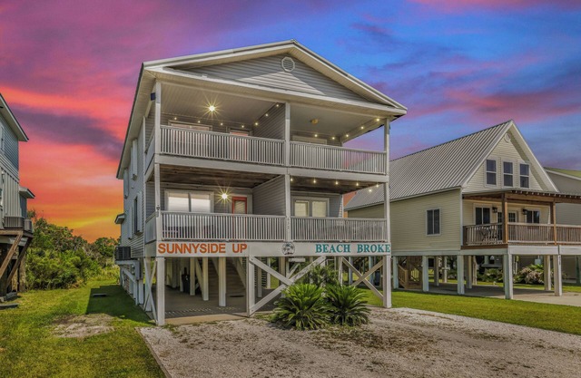 Full Duplex -Steps to Beach, Dining & Shops, 6 Sunny Balconies, Cozy Firepit!