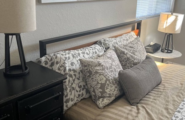 Full of art & 2 loft spaces & king size bed