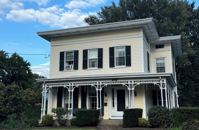 Full Private Apartment! 1-bedroom with full kitchen & bathroom in Newington