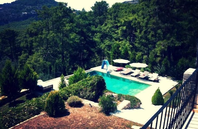 Full service luxury Villa 10 minutes from the beach and town center