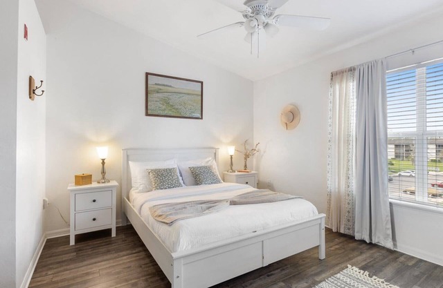 Fully-Equipped 2BD Condo - Convenient & Inviting🌟