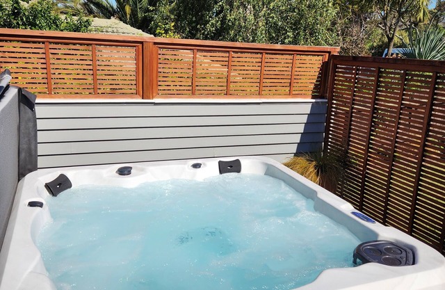 Fully equipped 3 bedroom home free parking & WIFI close to beaches & city.