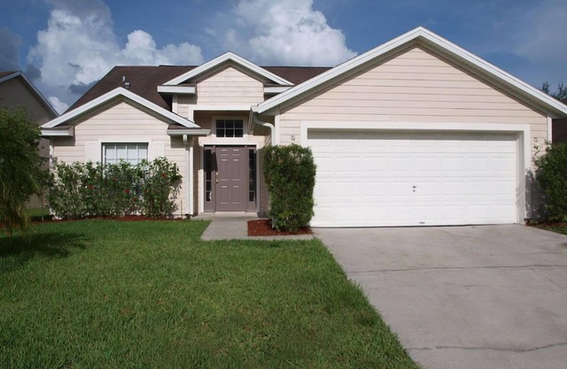 fully fenced back yard !