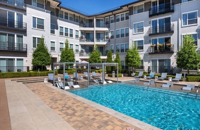 Fully Furnished Apartment in Addison, walking distance to great Restaurants