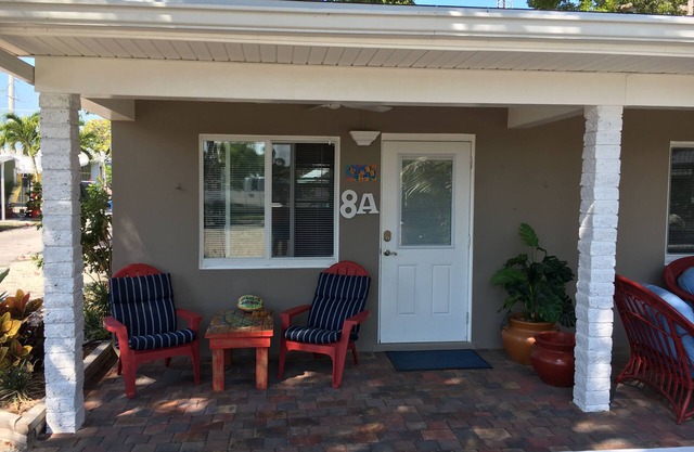 Fully furnished studio, 50 yards from ocean, shared pool, fishing-jetty