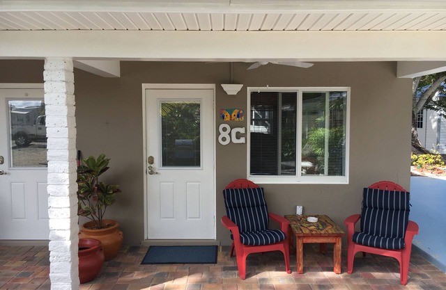 Fully furnished studio, 50 yards from ocean, shared pool, fishing-jetty