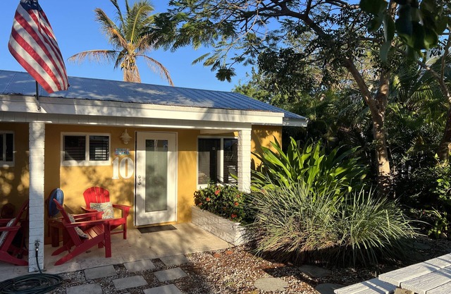 Fully furnished studio, 50 yards from ocean, shared pool, fishing-jetty